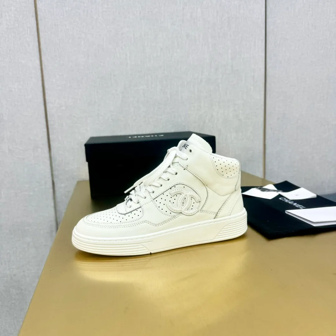 👟👟Ex-factory price 680👟👟 Top version oil edge craftsmanship, original order quality! 35-45 Couple Model Chanel Chanel 24C Early Spring Vacation Series Xiaoxiang Metal Casual Sports Shoes Gold Panda Shoes The latest foreign catwalk series Chanel Chanel 2023 early spring series is held in the second smallest country in the world. The series is inspired by Monaco's international seaside lifestyle, from the F1 racing track to the beach pool, from the casino to the tennis court, creating a diverse and unique new series of racing driver's helmets, one-piece suits and other elements that have been reinterpreted to be more fashionable. Exquisite packaging at the delivery counter🛍📦 ▪️Fabric: Original calfskin ▪️Lining: Original custom imported cowhide ▪️Sole: Original TPU outsole ▪️Size: Women's 35-45